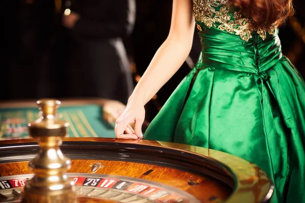 একজন তরুণী তার ফোনে আরাম করে গেম খেলছেন, আর চারপাশে ভাসছে ডায়নামিক ক্যাসিনো উপাদান—যা HI77 অ্যাপের মসৃণ মোবাইল অভিজ্ঞতাকে ফুটিয়ে তোলে।