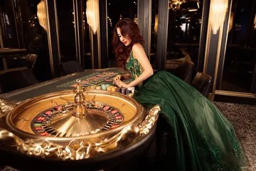 উৎসবের মুহূর্তে ঐতিহ্যবাহী পোশাক পরা এক আনন্দিত নারী তার স্মার্টফোন ব্যবহার করছেন, যা দেখায় HI77 অ্যাপ কীভাবে দৈনন্দিন জীবনের সঙ্গে সহজে মানিয়ে যায়।