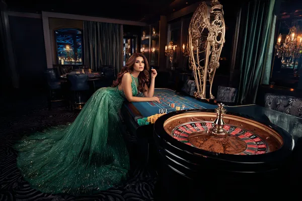 একজন পুরুষ তার ল্যাপটপে মনোযোগ দিয়ে কাজ করছেন, ব্যাকগ্রাউন্ডে লাইভ স্ট্যাটস — যা HI77 মোবাইল অ্যাপের স্পোর্টস ও গেমিং ফিচারগুলোকে তুলে ধরে।