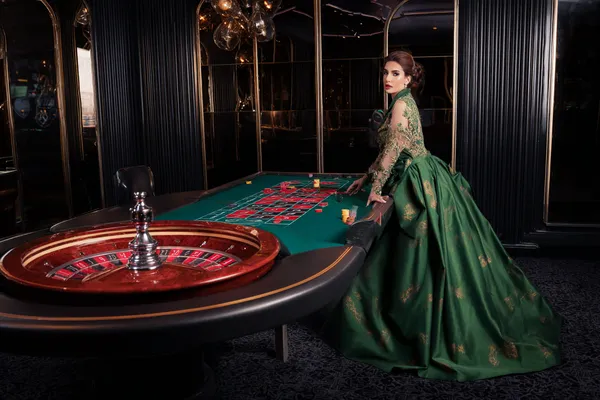 নিয়ন আলোয় আলোকিত পরিবেশে ক্যাসিনো চিপ হাতে এক অভিজাত নারী—যা HI77–এর প্রিমিয়াম অনলাইন ক্যাসিনো পরিবেশকে তুলে ধরে।