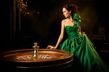 উজ্জ্বল স্লট মেশিনের পাশে এক স্টাইলিশ নারী, যেখানে জ্বলে উঠছে ‘সেভেন’—যা HI77–এর শীর্ষ স্লটগুলোর বৈচিত্র্যকে উপস্থাপন করে।