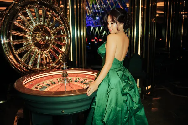 HI77 ক্যাসিনো গেমস — উপভোগ করুন নিরন্তর বিনোদন সোনালি কয়েনের ঝর্ণার মধ্যে ঘূর্ণায়মান একটি রুলেট চাকার ক্লোজ-আপ—যা HI77–এ গভীর ক্যাসিনো অ্যাকশনকে তুলে ধরে।