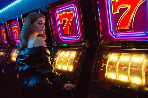 HI77 জ্যাকপট স্লটস — স্পিন করুন বিশাল পুরস্কারের জন্য স্বর্ণমুদ্রা পরিবেষ্টিত এক স্লট রিলে জয়ী ‘সেভেন’ প্রতীকের নাটকীয় দৃশ্য—যা বড় জয়ের প্রতীক।