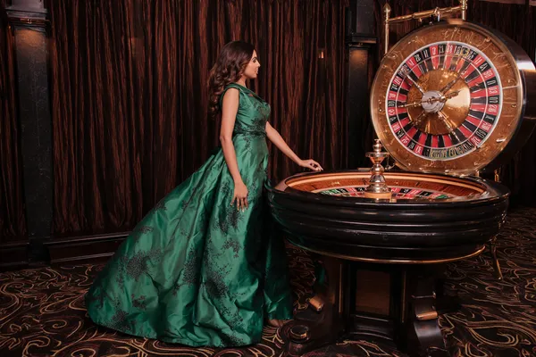 ক্যাসিনো চিপে ঘেরা এক আত্মবিশ্বাসী ডিলার খেলোয়াড়দের HI77 অ্যাকাউন্টে লগইন করতে আহ্বান করছেন—যা দ্রুত ও সহজ লগইন সুবিধাকে উপস্থাপন করে।